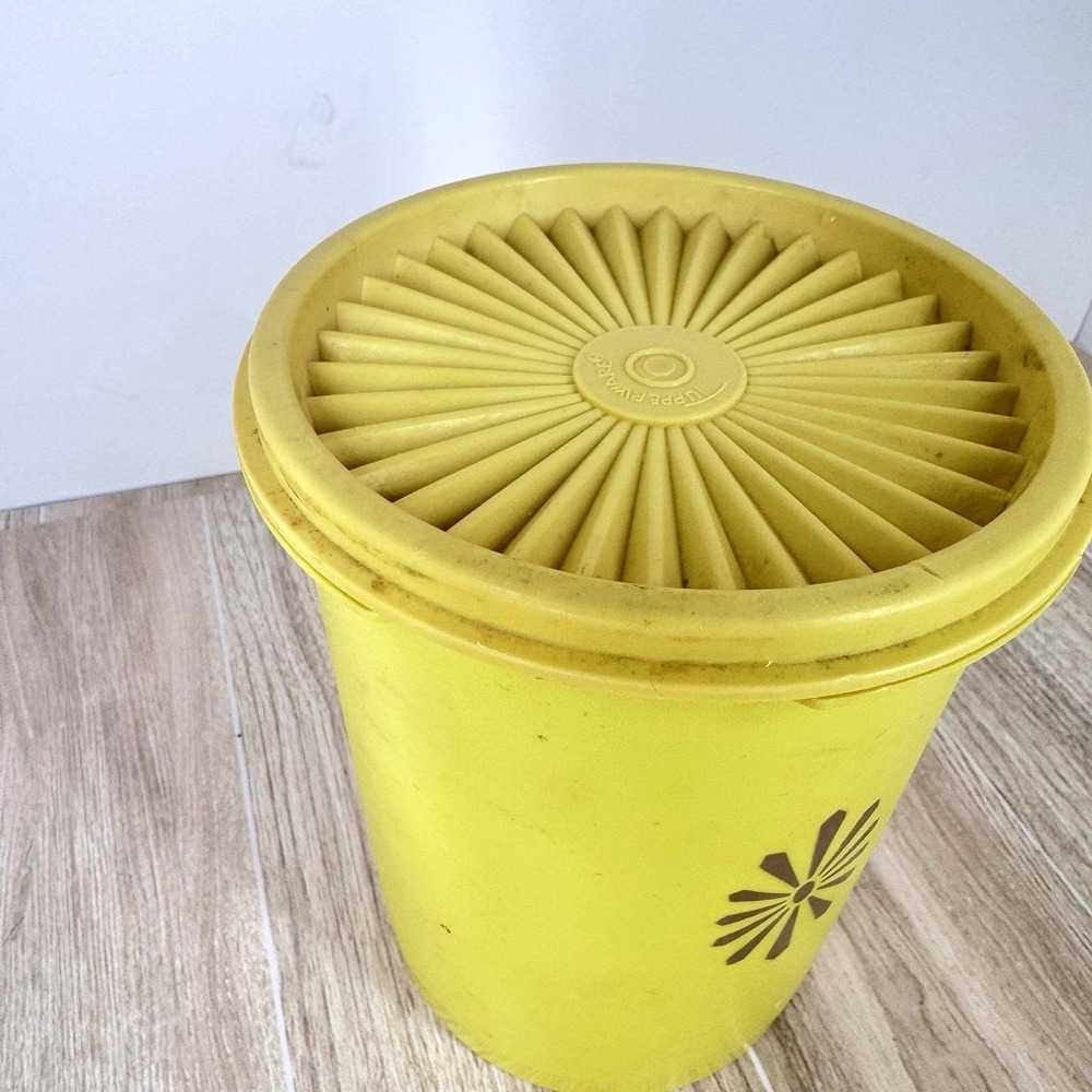 Vintage Tupperware Yellow Servalier Canister Starburst Lid Daisy Retro Kitchen - Picture 3 of 8